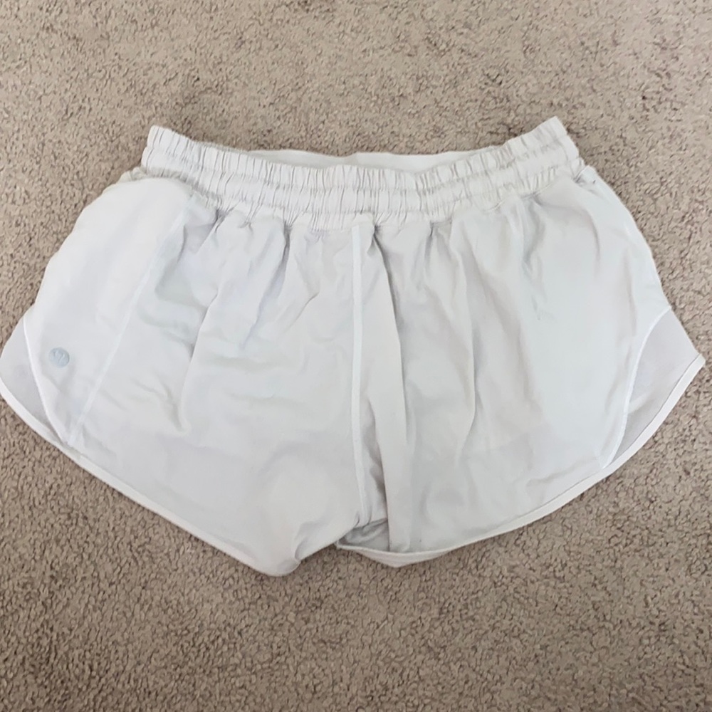 Lululemon hotty hot shorts 2.5 inch white